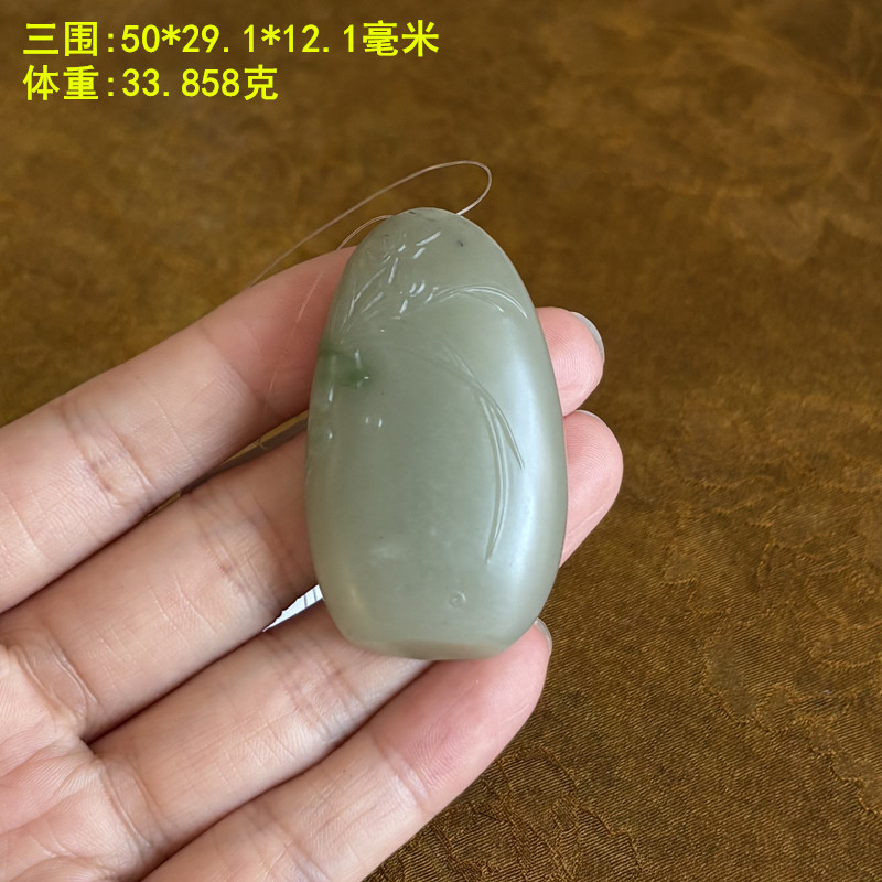 罕见翠色老熟籽料兰花太湖石挂件