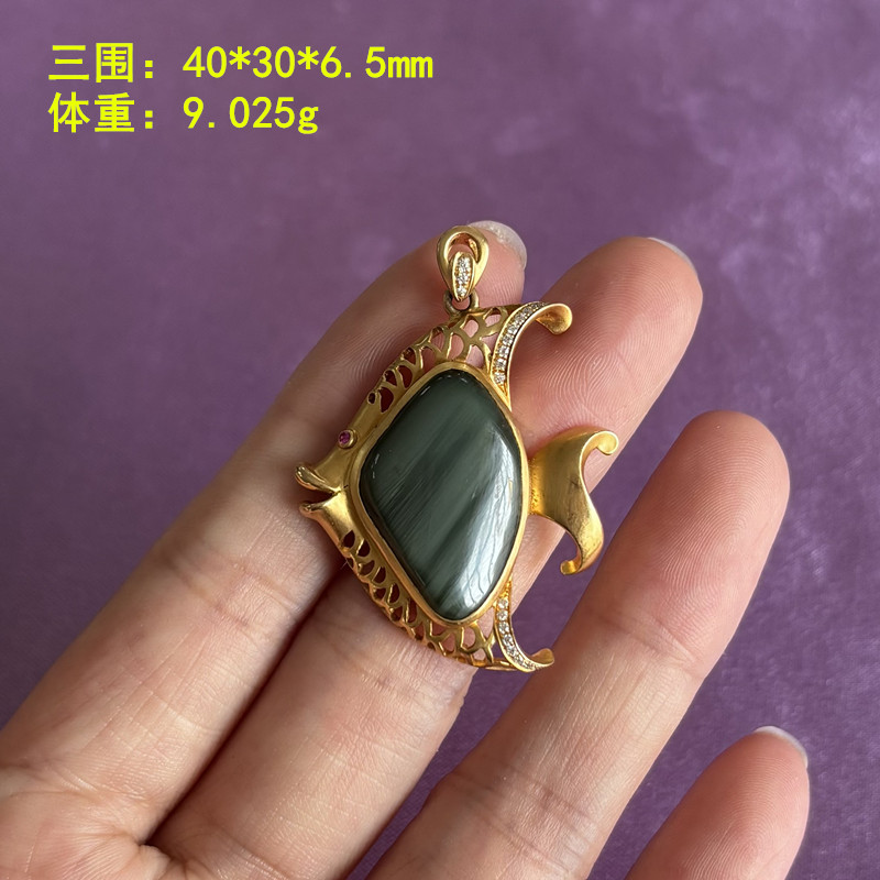 18K金镶青玉籽料小鱼吊坠有原皮