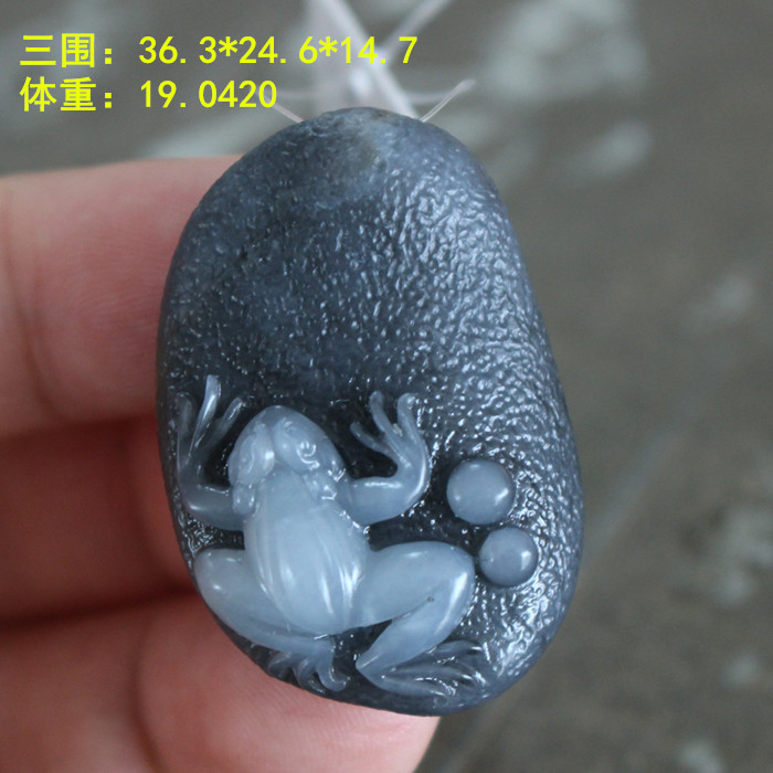 n黑白分明青花料子里的墨玉籽料