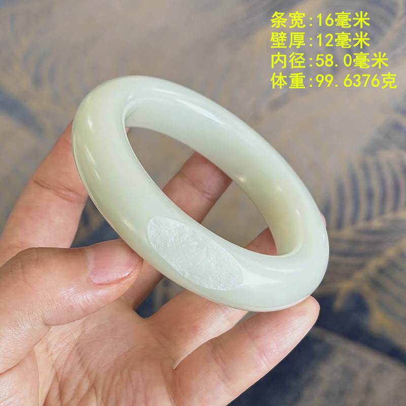 58.0白玉籽料仿古如意纹雕花手镯