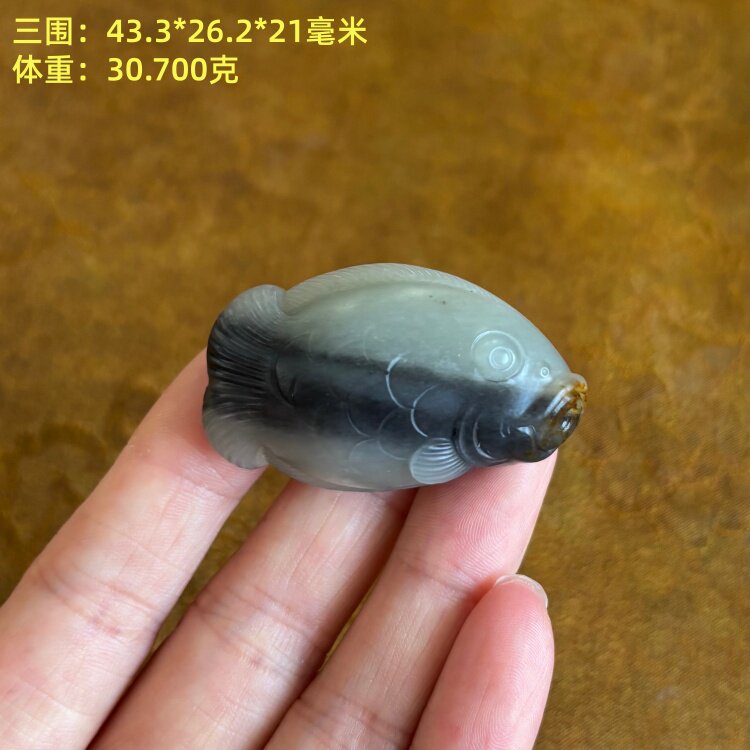 黄沁皮三色青花籽料鱼挂件