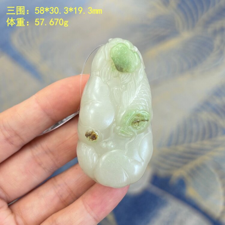 稀有三色俏翠白玉籽料连年有余