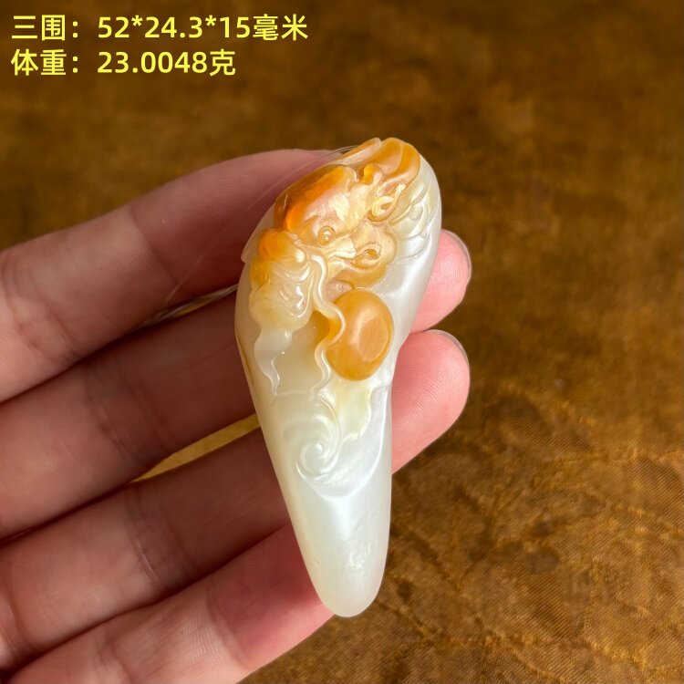 黄沁皮老熟白玉龙挂件
