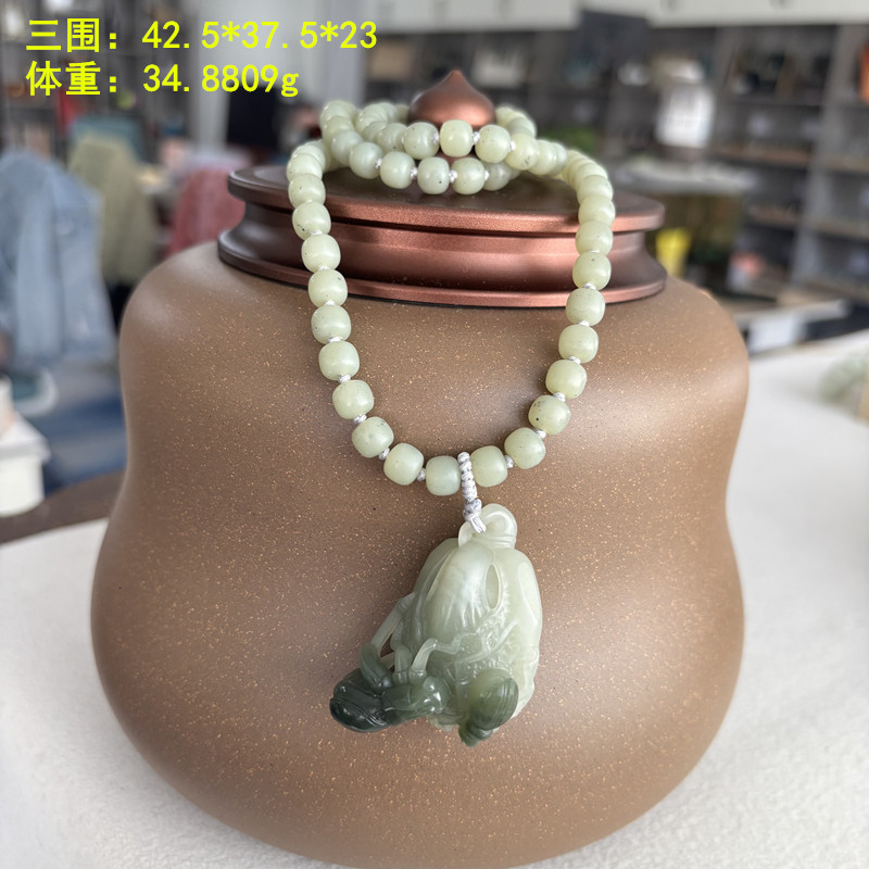 个性十足的青白玉籽料挂件套装