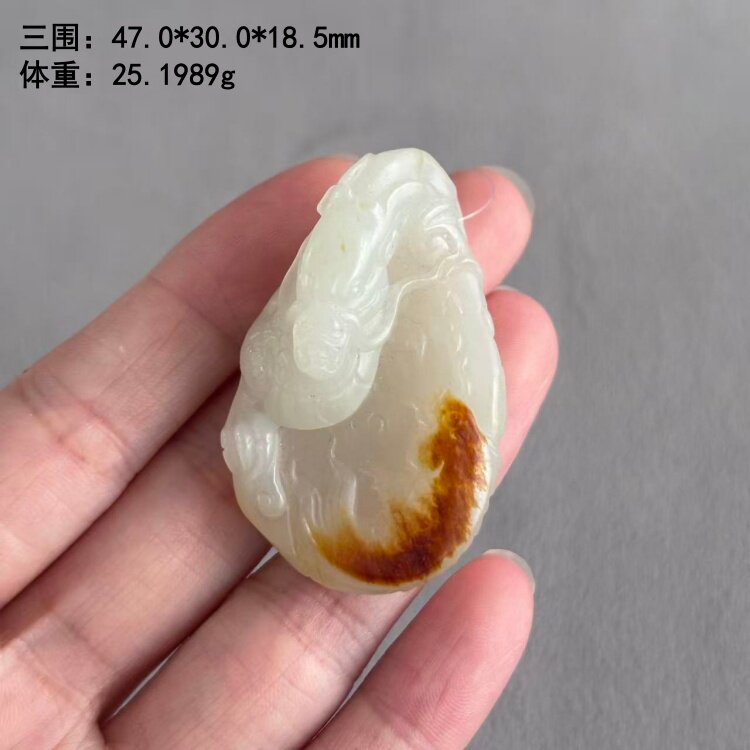 黄沁皮白玉籽料龙/鱼挂件
