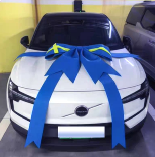 沃尔沃汽车4S店展厅布置展车装饰蓝色超大蝴蝶结新车提车交车仪式