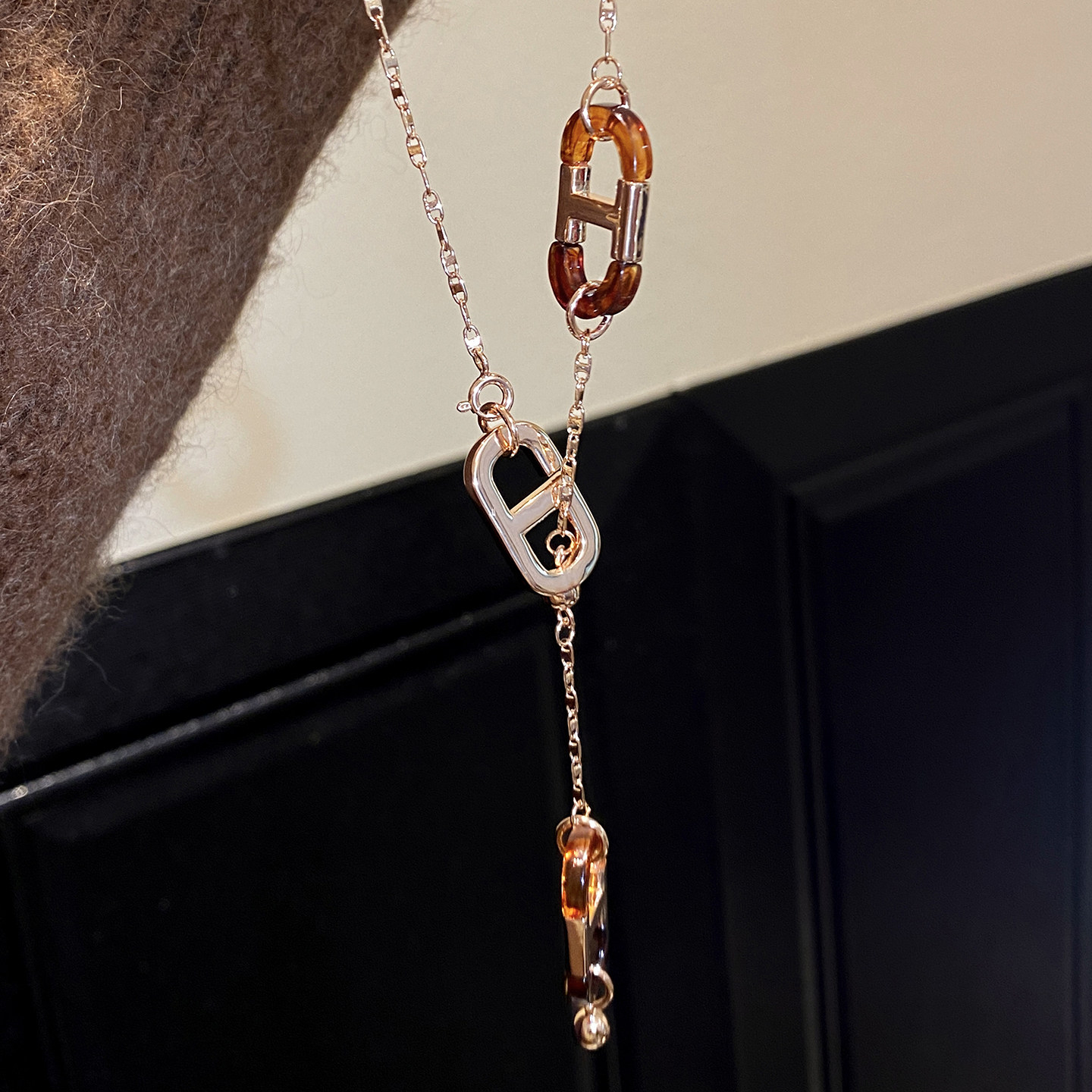 【新品8折】老钱风~玫瑰金色H字母醋酸板材项链女百搭长款毛衣链,饰品/流行首饰/时尚饰品新,项链,淘宝优惠券,粉丝福利购,淘宝优惠卷