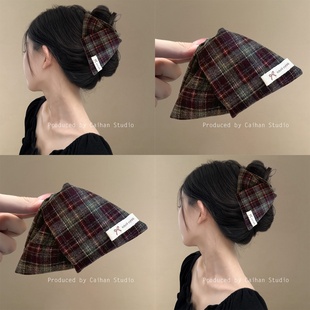 2026时尚 复古红格纹三角抓夹韩国东大门ins香蕉夹感 安可拉秋格