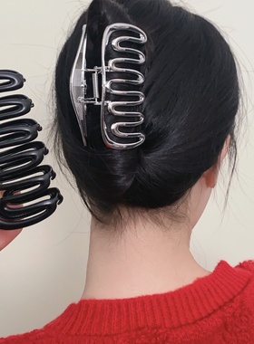 2026时尚冷淡风镂空梳子抓夹女轻奢个性后脑勺盘发鲨鱼夹小众设计