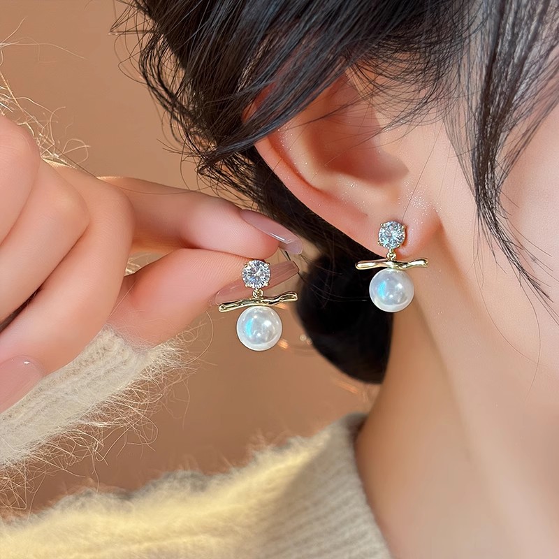 真金电镀不规则平衡木珍珠耳钉锆石小众设计感耳环优雅气质耳饰女