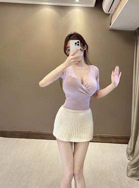 思瑞 芭蕾女孩 原创粉紫V领显胸大中袖上衣+白色百褶针织包臀短裙