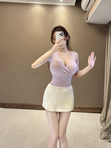 思瑞 芭蕾女孩 原创粉紫V领显胸大中袖上衣+白色百褶针织包臀短裙