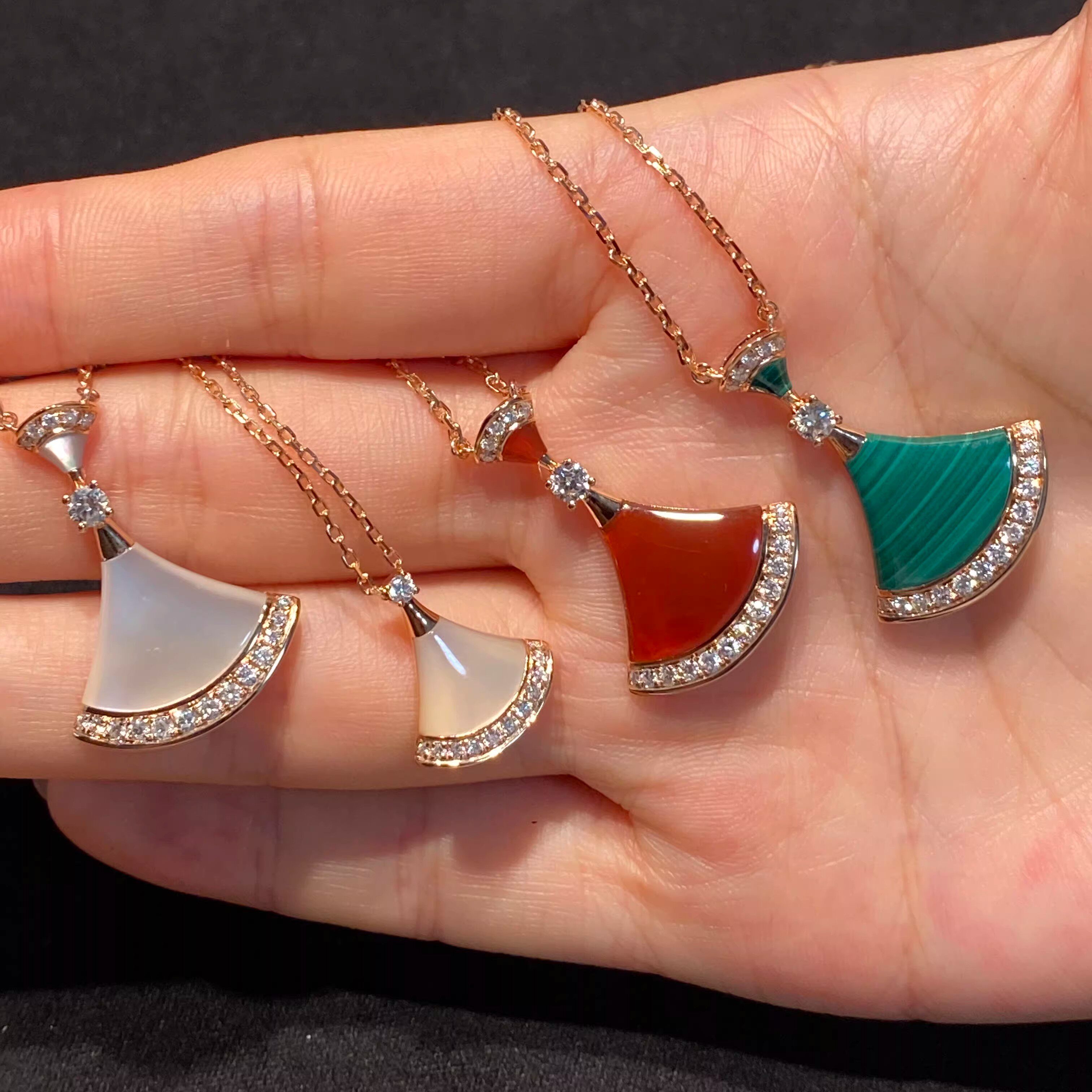 小裙子项链女款18K玫瑰金天然白贝母扇子莫桑钻不掉色毛衣链胸链