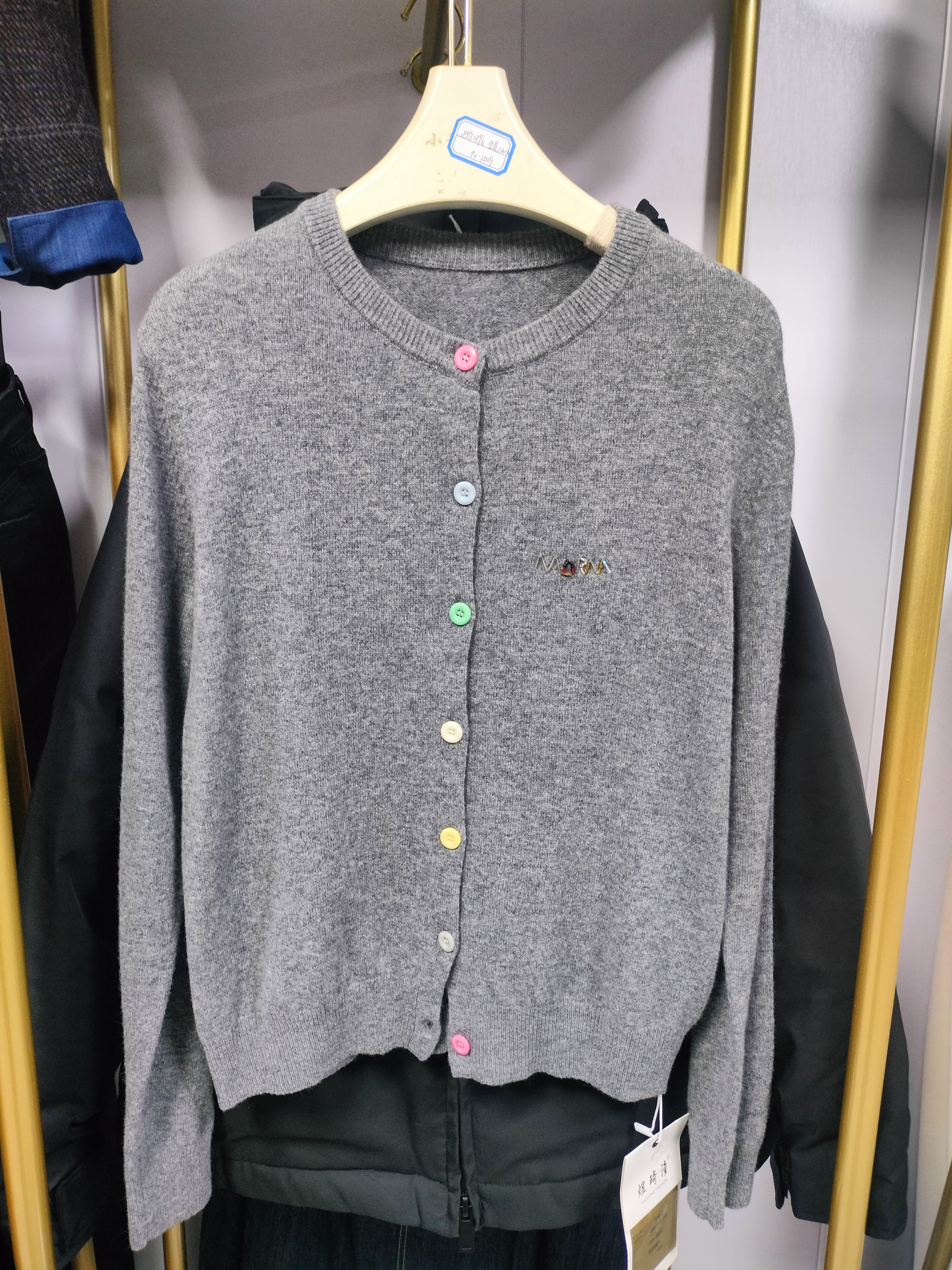 2025年欧洲站冬季新款时尚百搭简约圆领宽松版彩色扣针织开衫