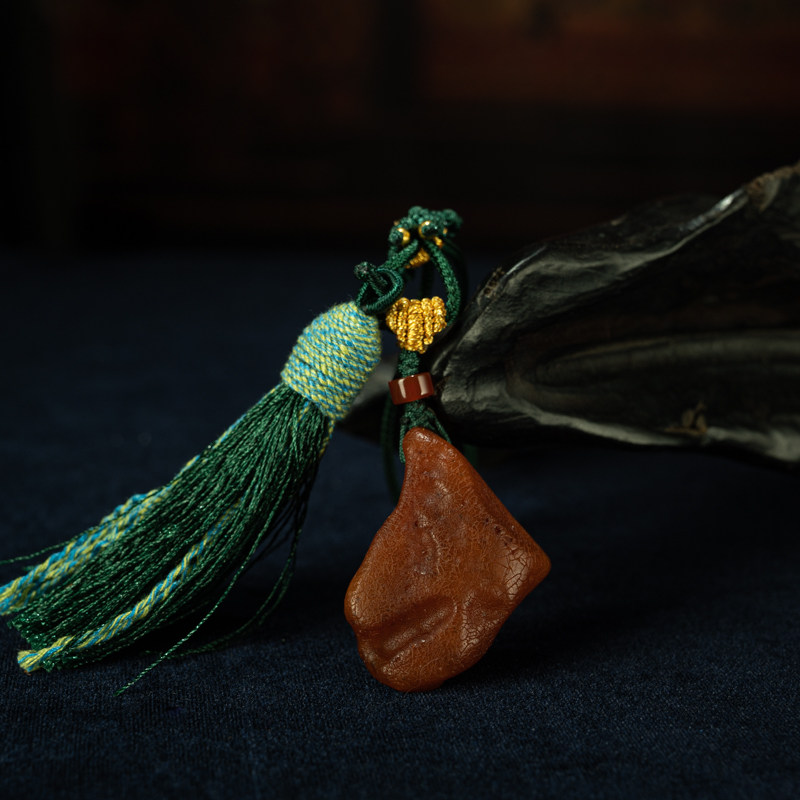 琥珀时光&mdash;天然原矿全原皮随型蜜蜡琥珀吊坠手把件设计款车包挂件