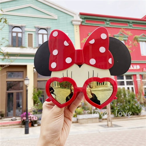 Скульптура песчаника Сяохонгу - это забавная мультипликация преувеличенная большие очки пара фотограф -фотографы солнцезащитные очки на морской вечеринке