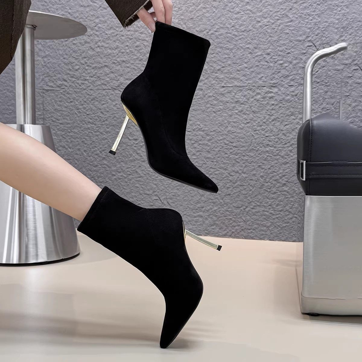 专柜爆款2025冬季新款绒面弹力舒适尖头金属细跟短靴女高跟瘦瘦靴