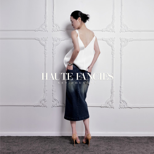 白色双面针织一字领露背上衣早秋