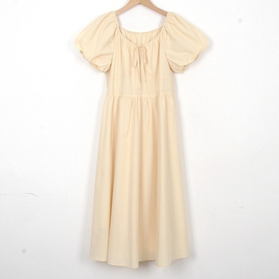 甜美A字裙纯色泡泡袖连衣裙