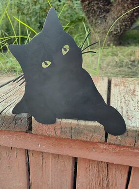 黑猫凝视剪影花园围栏木