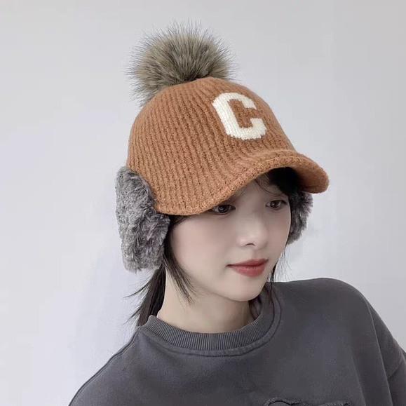 韩国东大门代购秋冬新款时尚保暖加厚C字母毛球护耳针织鸭舌帽女