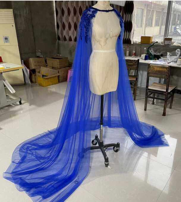 新款新娘婚纱礼服披肩外搭长款拖尾亮片钉珠网纱斗篷宝蓝色一字肩