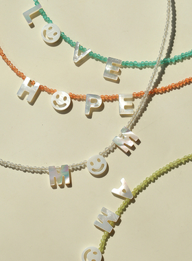 小众设计白贝字母彩色珠串珠项链