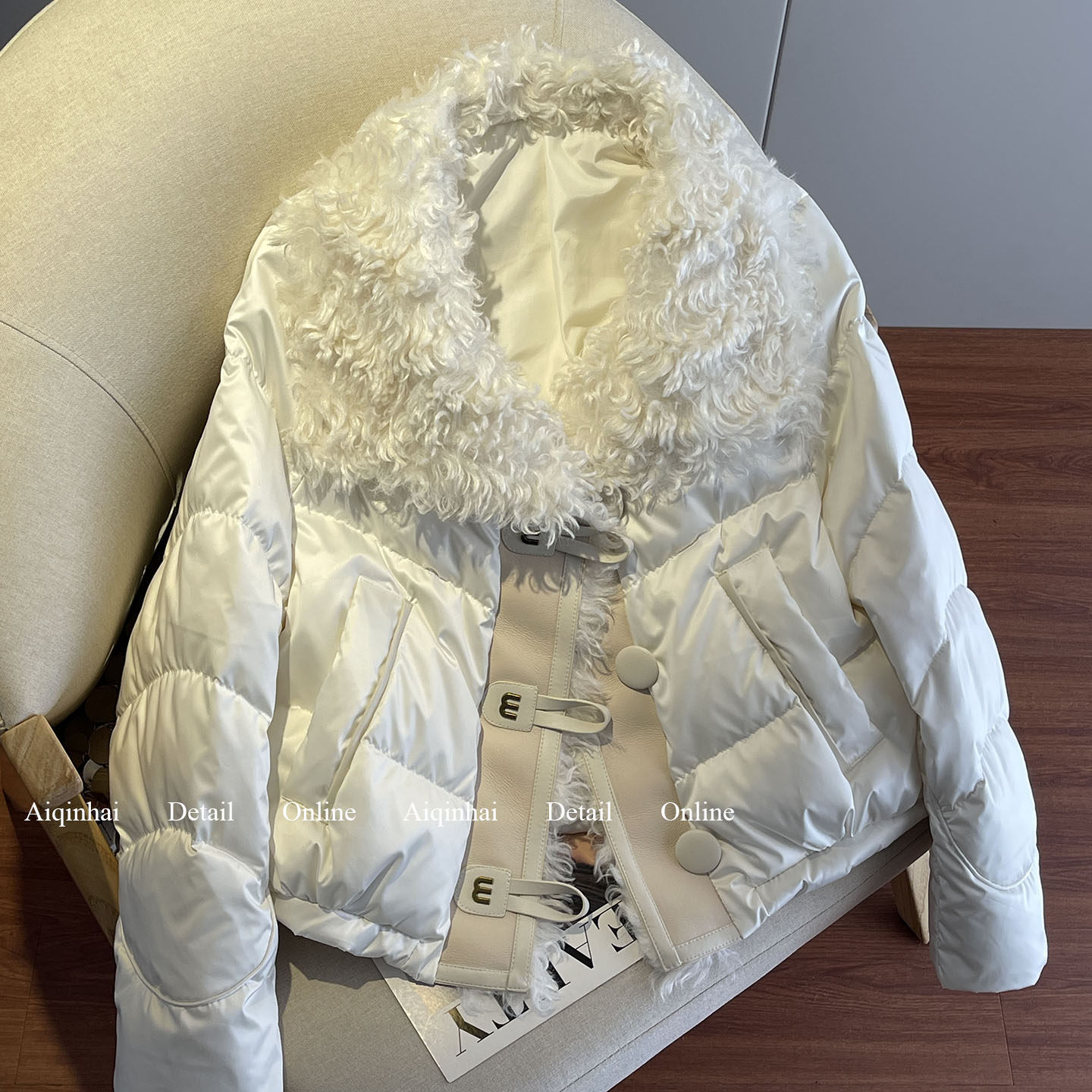 白色羊羔毛拼接大翻领羽绒服女冬季新款高级感90白鸭绒面包服外套