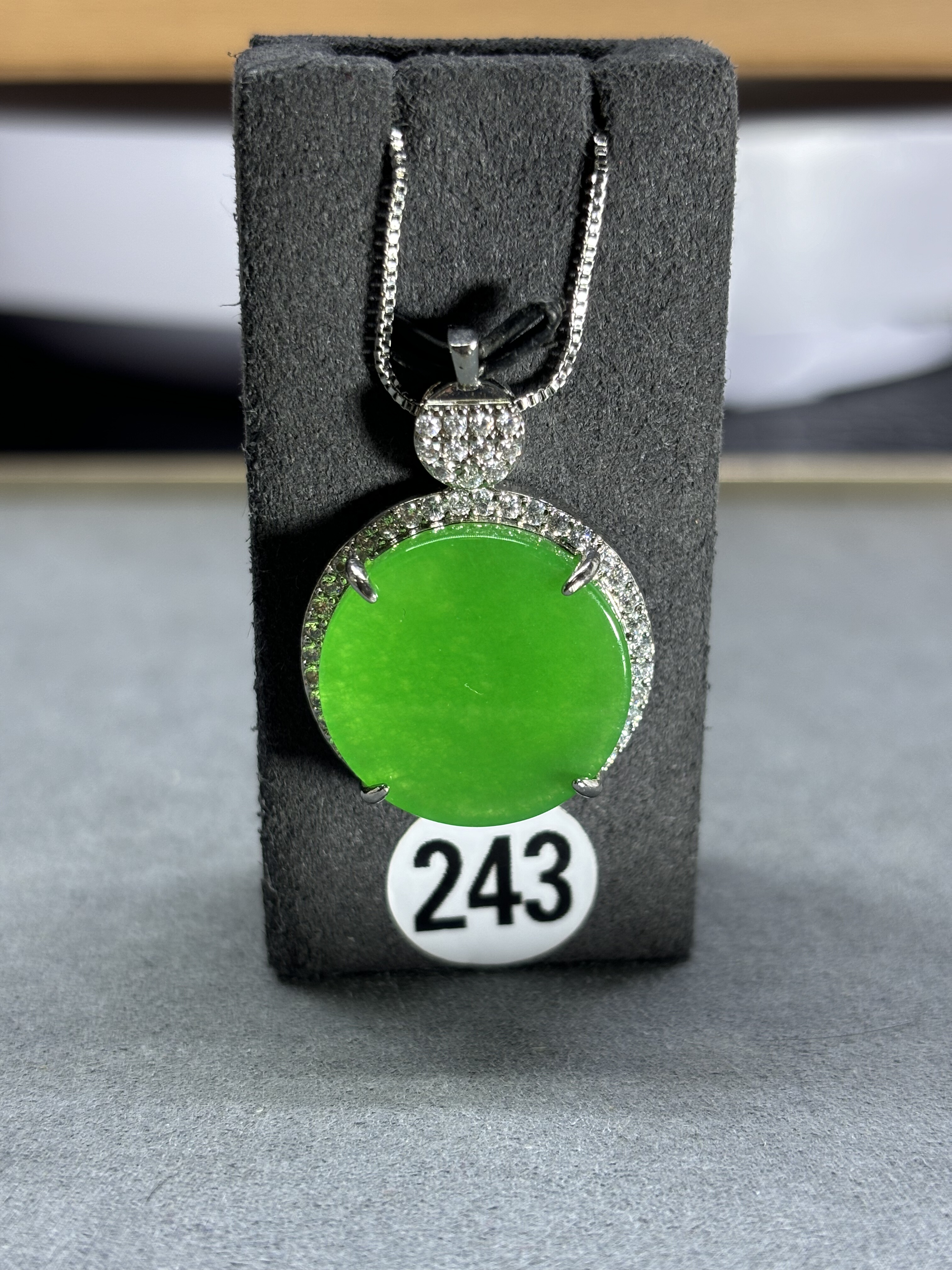 正品天然缅甸a货冰种阳绿翡翠吊坠女玉石挂件项链平安无事牌颈饰