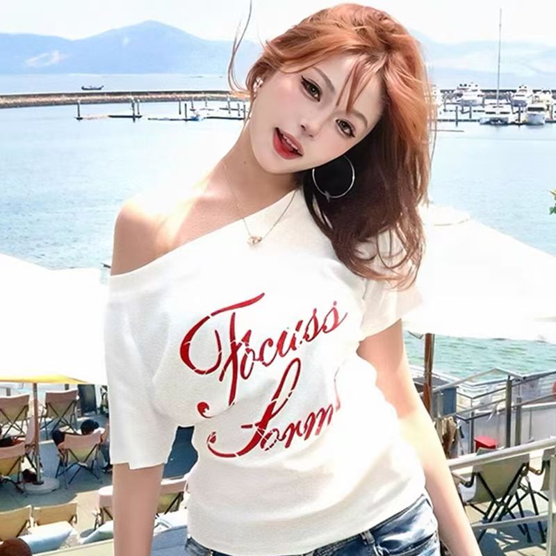 美式白色斜肩T恤2025夏季字母印花修身显瘦短袖辣妹露肩上衣女潮