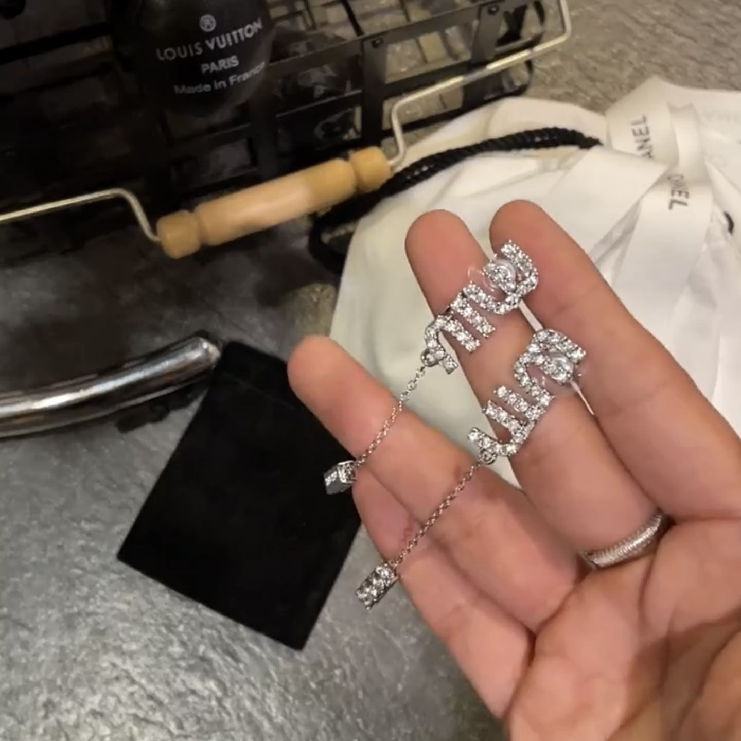 杨超越同款字母镶钻流苏耳环