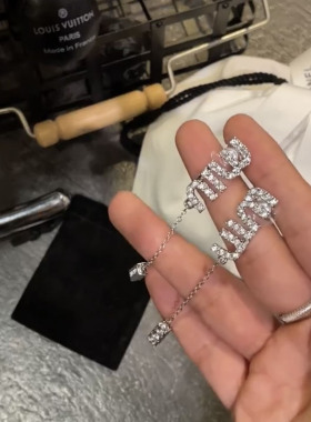 杨超越同款字母镶钻流苏耳环