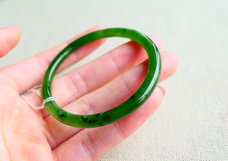 天然和田玉手镯圆条俄罗斯碧玉