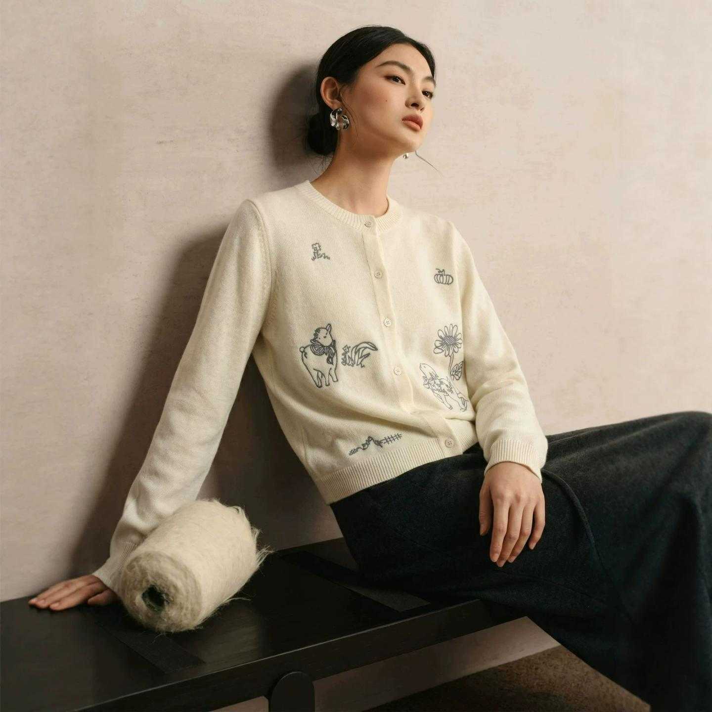 普洛克新款 手绘风小动物刺绣圆领开衫毛衣外套女绵羊毛可爱型针