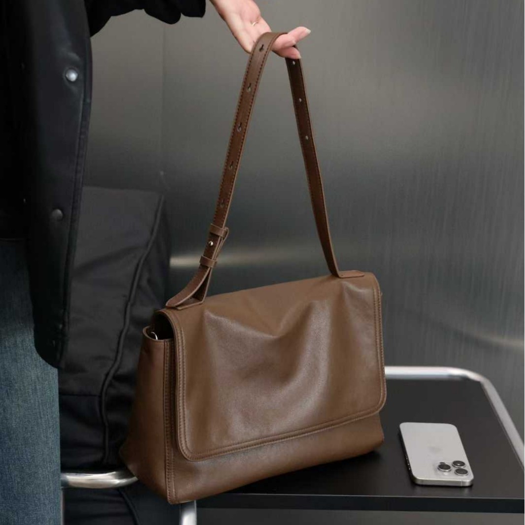 普洛克正品真皮邮差包女大容量