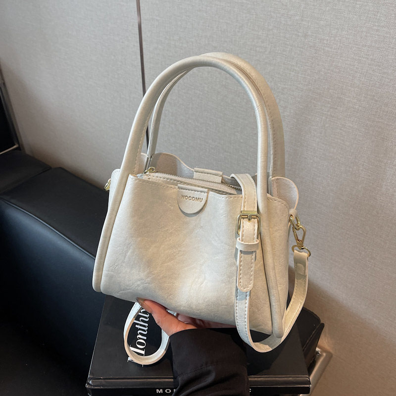 2026女士时尚韩版简约大气质感手提水桶包休闲百搭单肩斜挎包女包