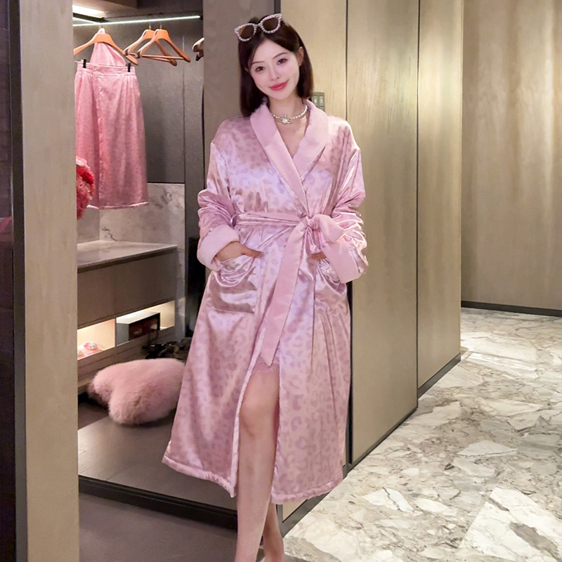 顽皮豹粉色双层缎面加绒加厚睡袍