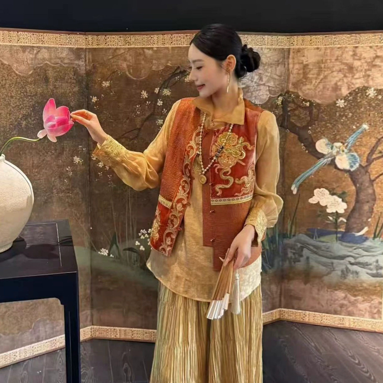 园园美衣春秋新中式国风女装古法绣钉珠刺绣马甲复古无袖坎肩上衣图片