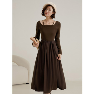 弥古咖色针织连衣裙女春季修身美拉德打底裙设计感一字领内搭长裙