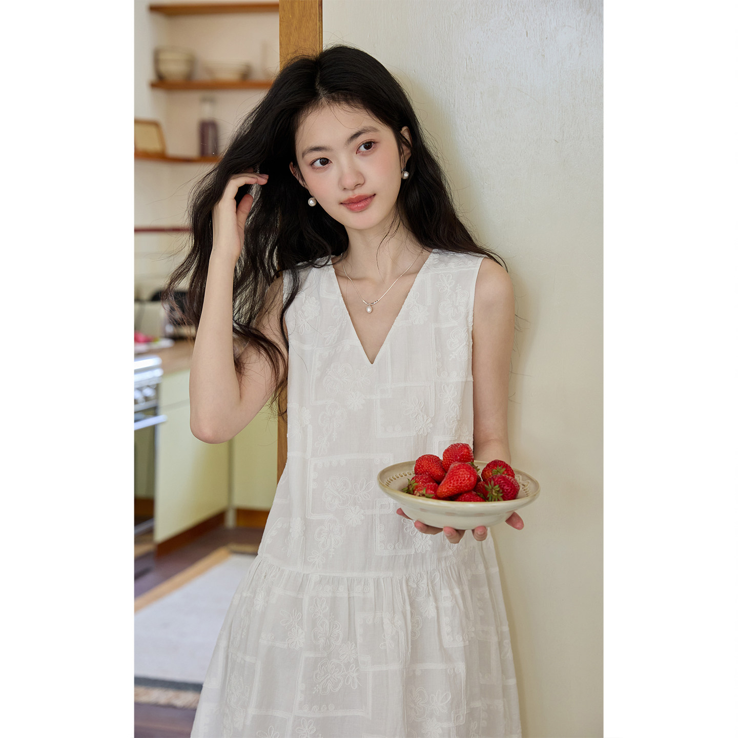 弥古白色背心裙高级感刺绣提花v领纯棉连衣裙女2026夏季新款短裙