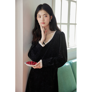 弥古黑色长袖丝绒连衣裙女高级感2025秋冬内搭蕾丝打底小黑裙短裙