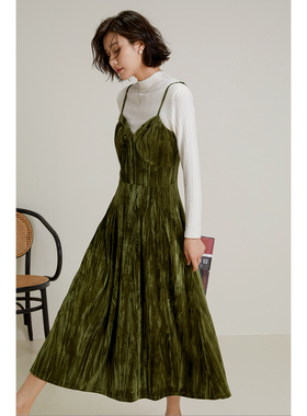 弥古复古绿色法式丝绒连衣裙女秋冬吊带裙高级感气质长裙冬季裙子