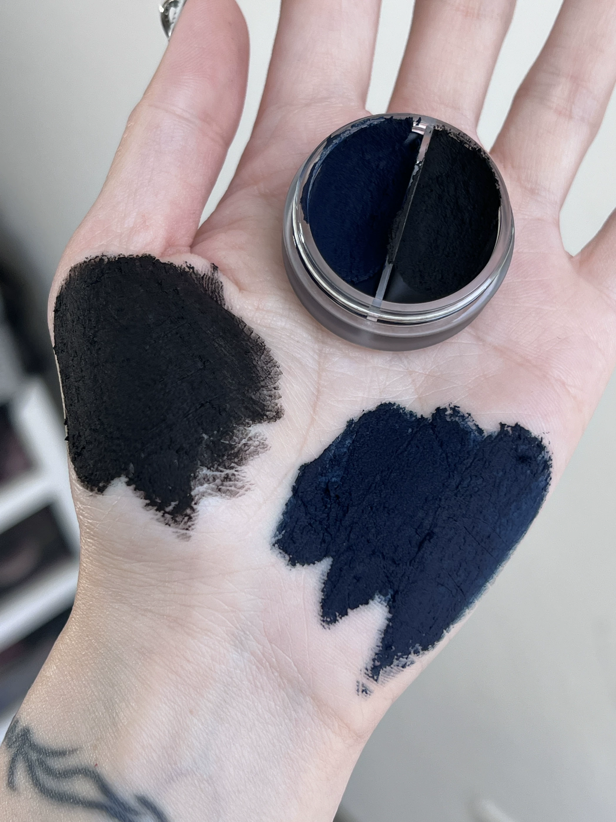Eyeshadow Palette Shellwe Makeup x Freya86 Punk Bunny Polarized, multi-shade glitter & matte set