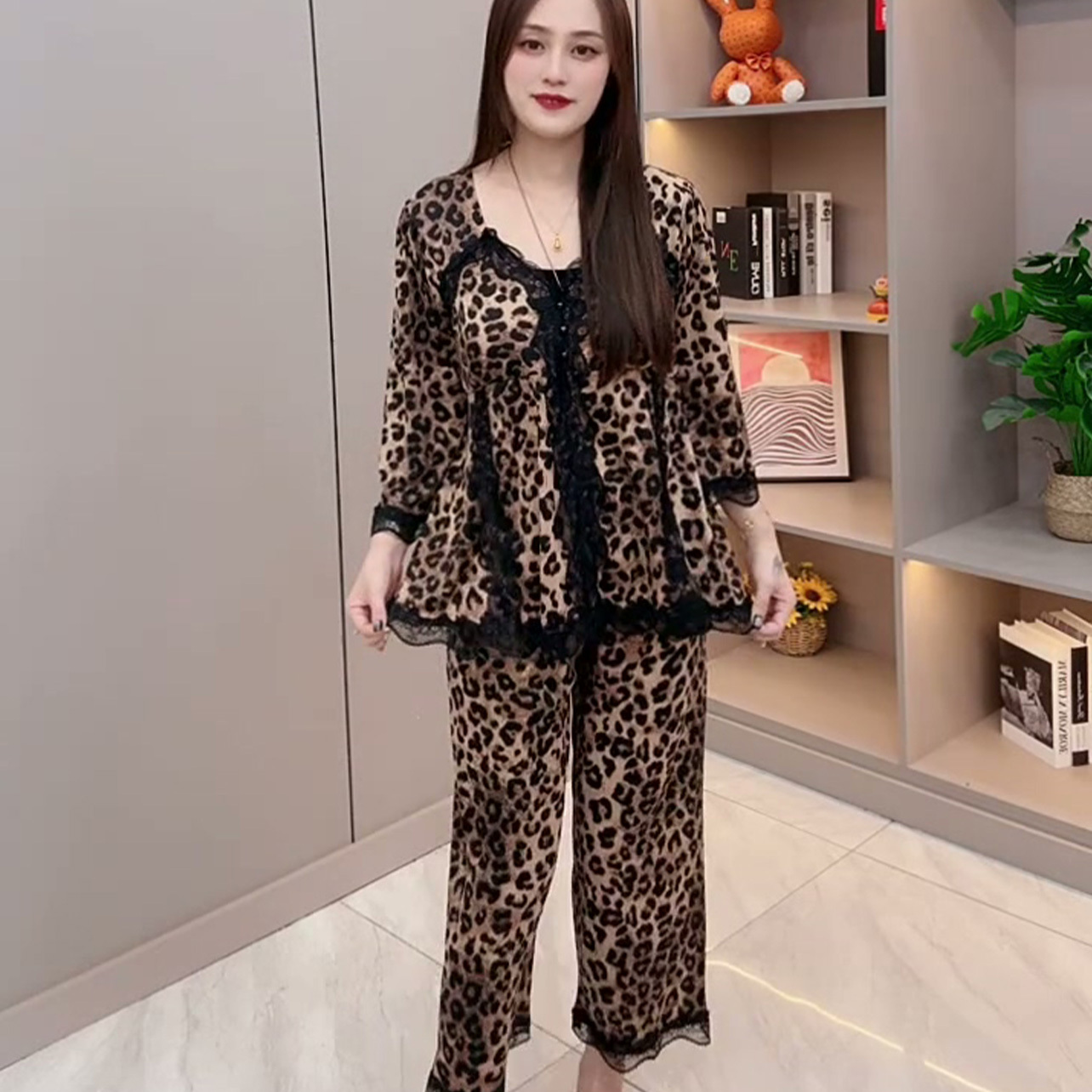 2025年网红爆款蕾丝拼接V领豹纹睡衣女大码洋气带胸垫时尚家居服