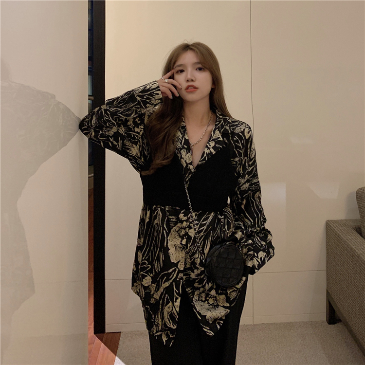 Real shot 2021 spring new Korean version versatile retro Hong Kong Style loose print long sleeve shirt + sling wrapped chest