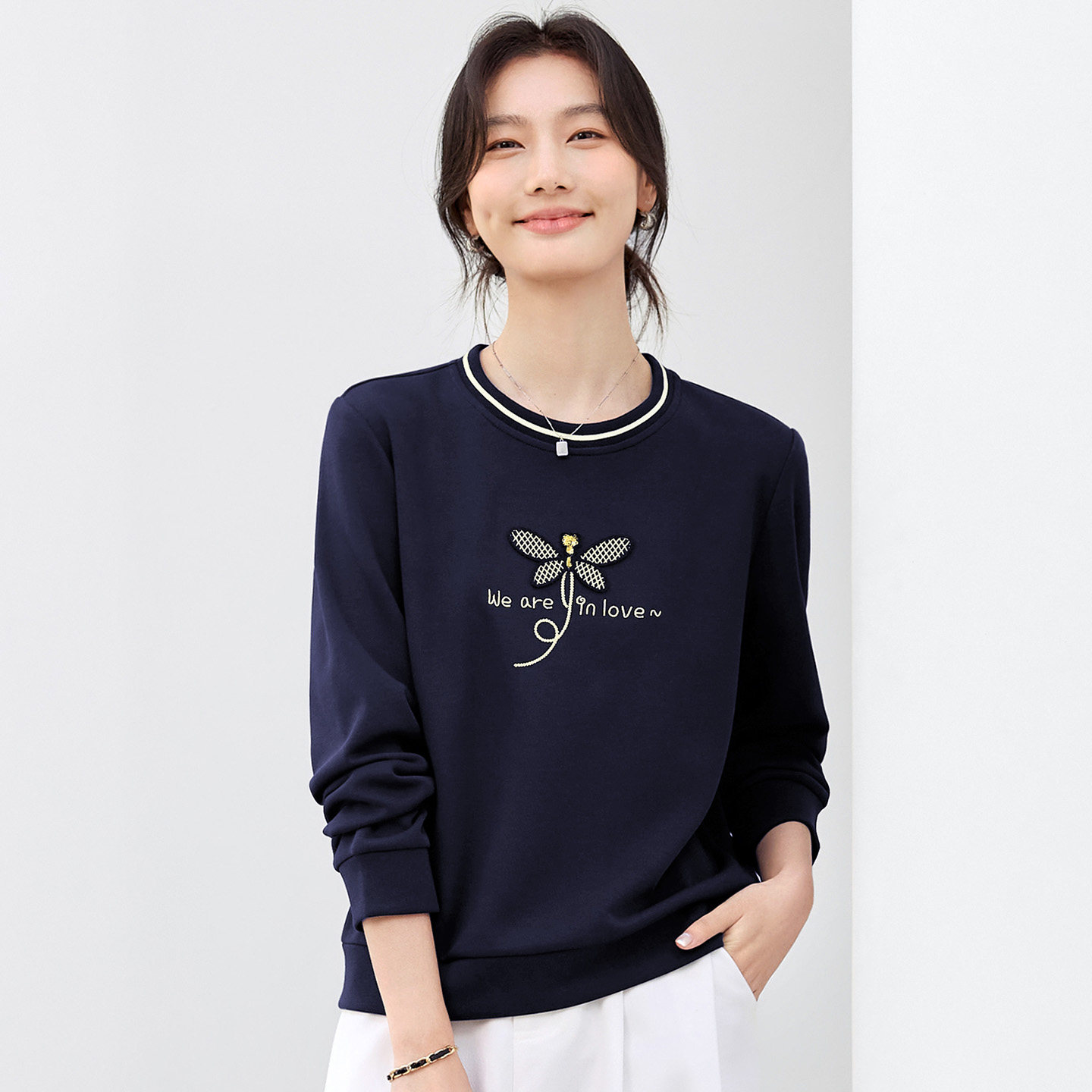 刺绣圆领无帽卫衣外套女士2026新款春季正肩薄款洋气休闲内搭上衣