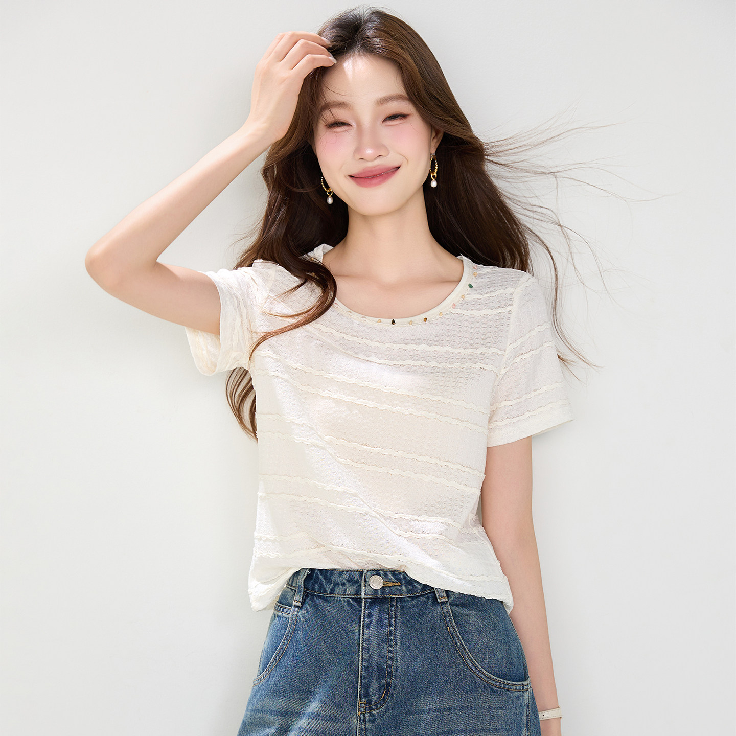 白色肌理感气质圆领短袖女