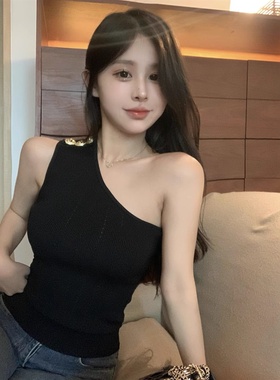 黑色针织单肩吊带背心女2025夏季辣妹露肩修身内搭不规则性感上衣