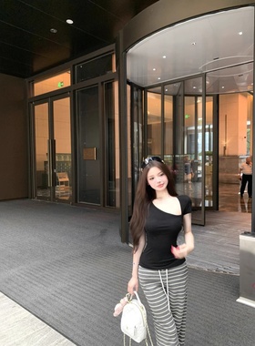 黑色斜领短袖正肩T恤女夏季2025新款修身收腰设计感辣妹显瘦上衣