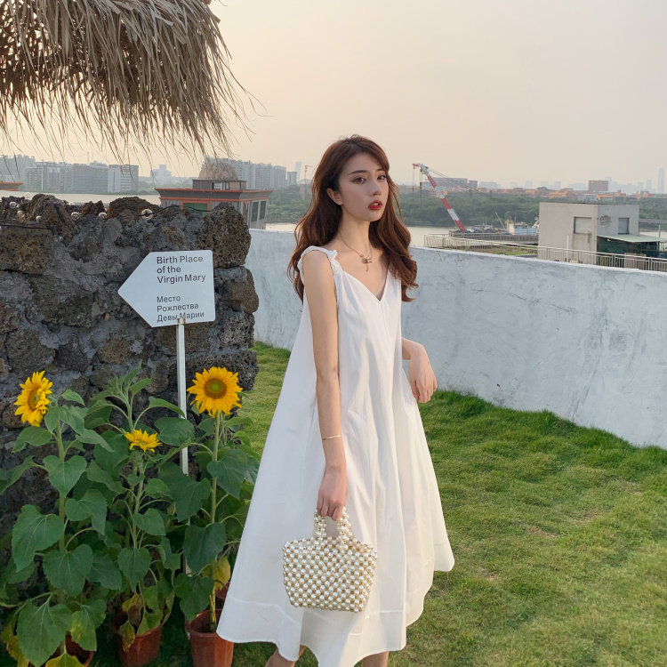 新款夏季法式超美女2026连衣裙海边度假风V领吊带白色温柔仙女裙